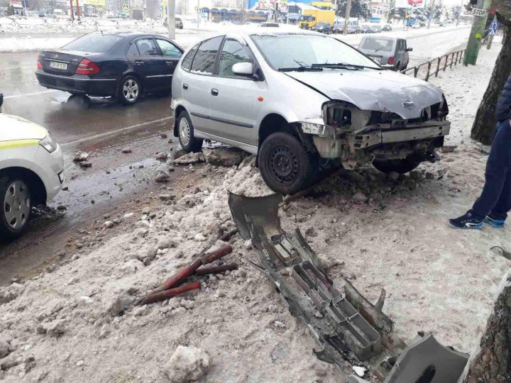 Accident în Capitală, provocat de POLEI. Un automobil a derapat și a lovit un gard de pe marginea drumului