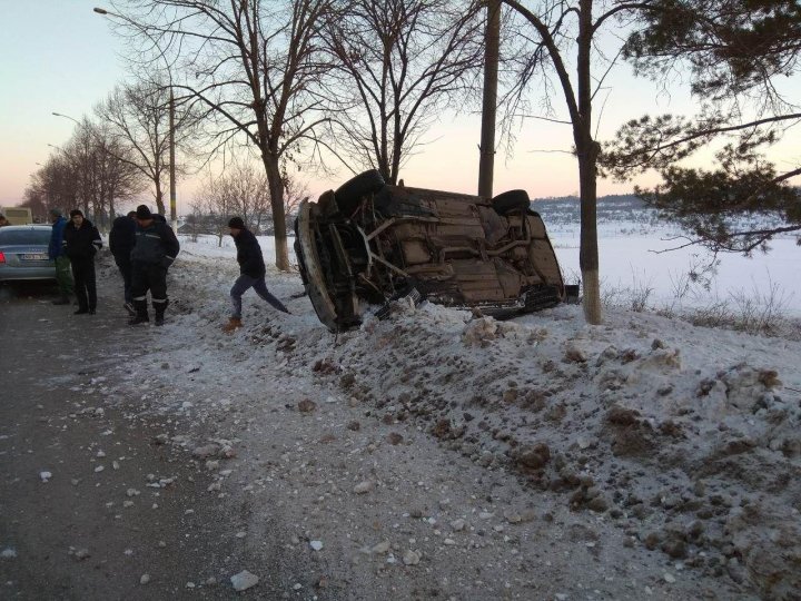 Accident ca în filme la Sângerei, provocat de POLEI. Un automobil a intrat într-un autobuz, după care a zburat într-un copac (FOTO)