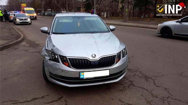 TERIBILISM în Capitală! Un şofer circula cu viteză excesivă pe trotuar, avea conectat ilegal un girofar şi a accidentat o maşină (FOTO)