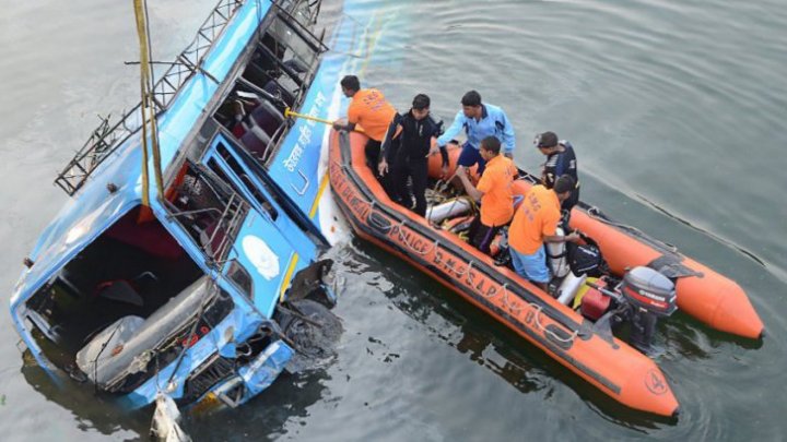 CARNAGIU ÎN INDIA. Cel puțin 45 de oameni și-au pierdut viața, după ce un autobuz plin cu pasageri a plonjat într-un râu (VIDEO)