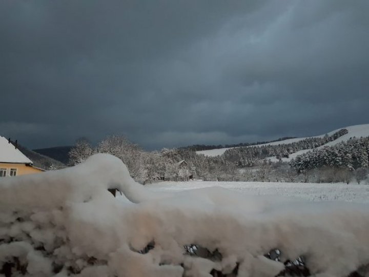 Drumul pe care nu-l deszăpezeşte nimeni, niciodată. Zăpada bătătorită și înghețată dispare doar primăvara (FOTO)