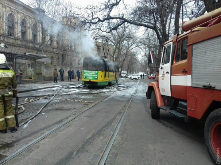 ALERTĂ în Odesa! Un tramvai plin cu oameni a luat foc în timpul mersului (FOTO/VIDEO)