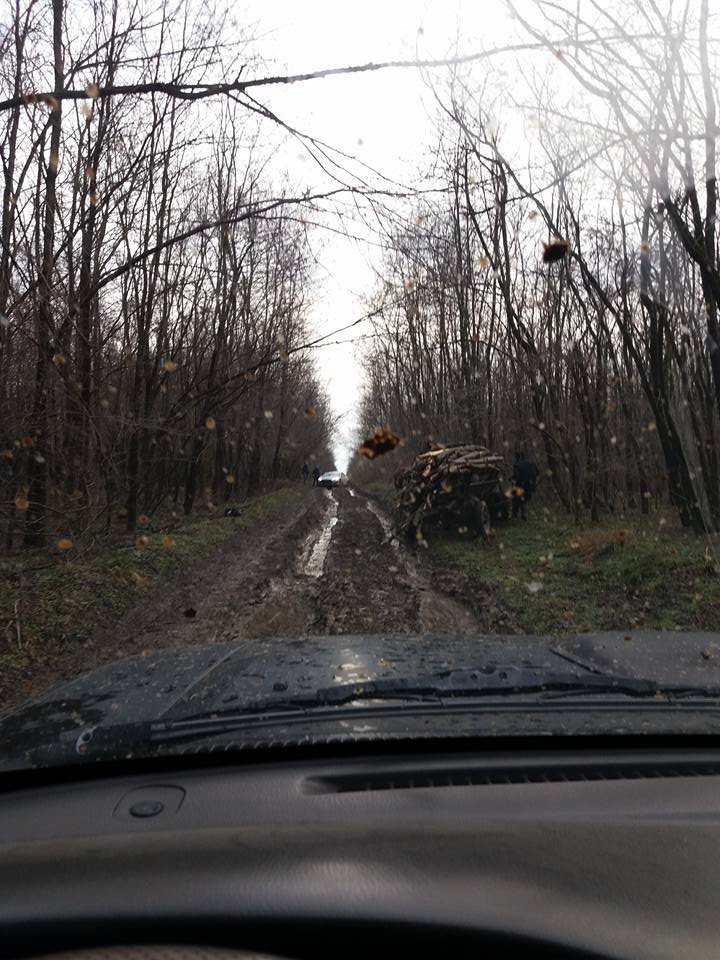 Ghinion pentru un șofer de Tesla model S. A ajuns să facă OFF-ROAD după ce s-a lăsat ghidat de GPS și de doi români