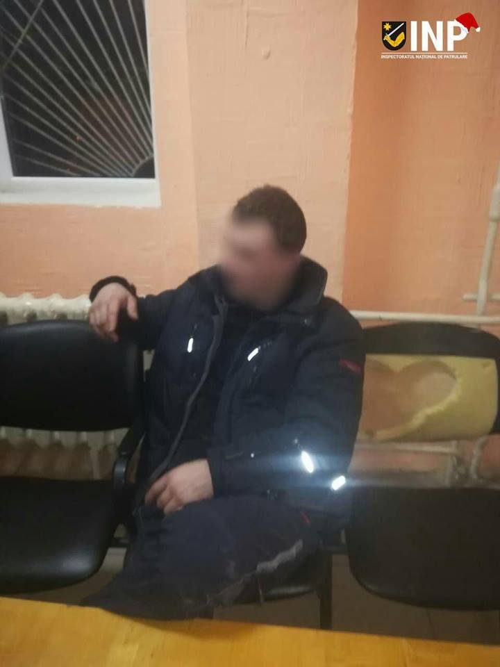 CE TUPEU. Un tânăr din Capitală a urcat într-o mașină de poliție și a cerut să fie dus acasă (FOTO)