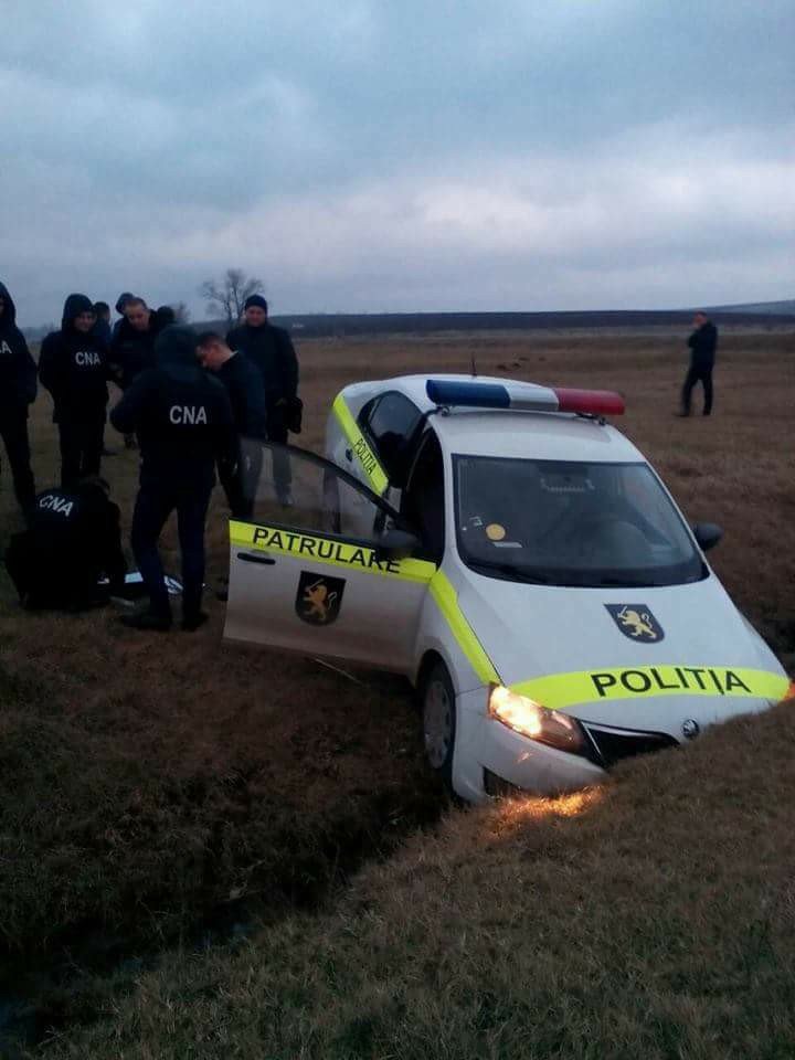 Ironia sorţii: Doi poliţişti care fugeau de ofiţerii CNA au ajuns cu maşina de serviciu într-un şanţ (FOTO)