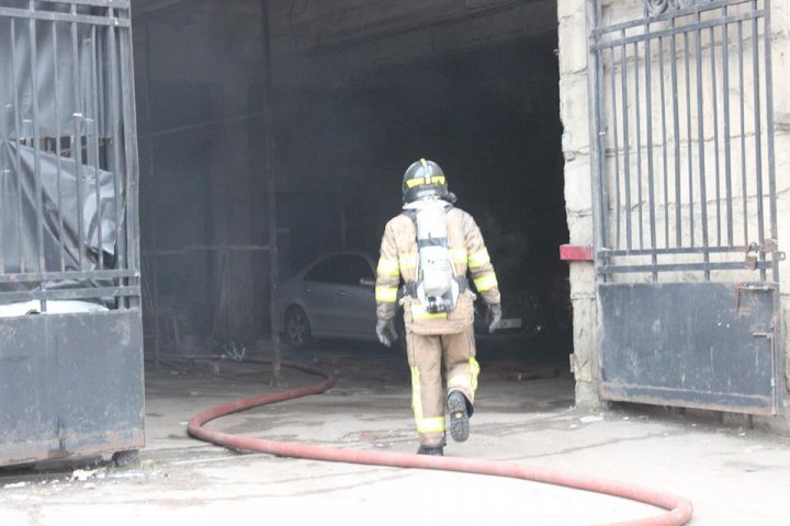 Arde hotelul Național din Capitală. Un echipaj de pompieri și poliția, la faţa locului (FOTO/VIDEO)