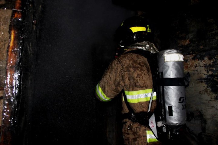 Arde hotelul Național din Capitală. Un echipaj de pompieri și poliția, la faţa locului (FOTO/VIDEO)