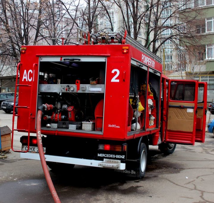 Arde hotelul Național din Capitală. Un echipaj de pompieri și poliția, la faţa locului (FOTO/VIDEO)