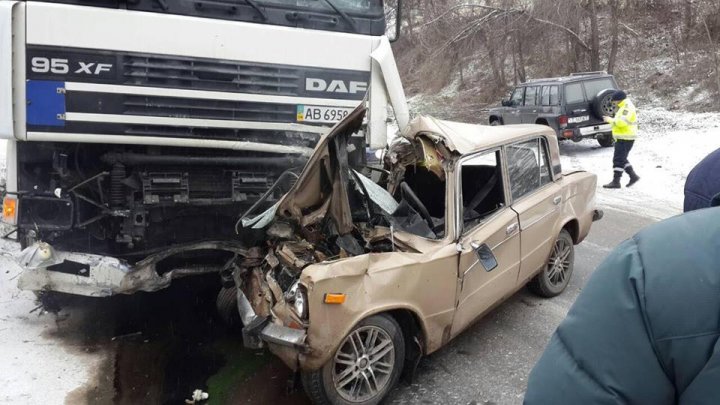 Poleiul şi viteza I-AU LUAT VIAŢA! Un bărbat a murit într-un accident, după ce maşina sa a intrat într-un TIR 