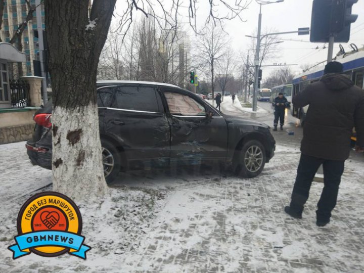 SITUAŢIE CRITICĂ în Capitală. Un centimetru de zăpadă a provocat 45 de accidente de circulaţie (FOTO)