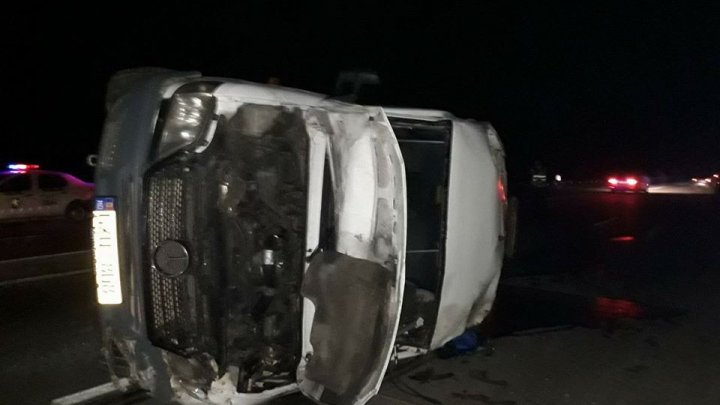 ACCIDENT FATAL pe traseul Chișinău-Cimișlia. Șoferul unui microbuz A MURIT (FOTO/VIDEO)