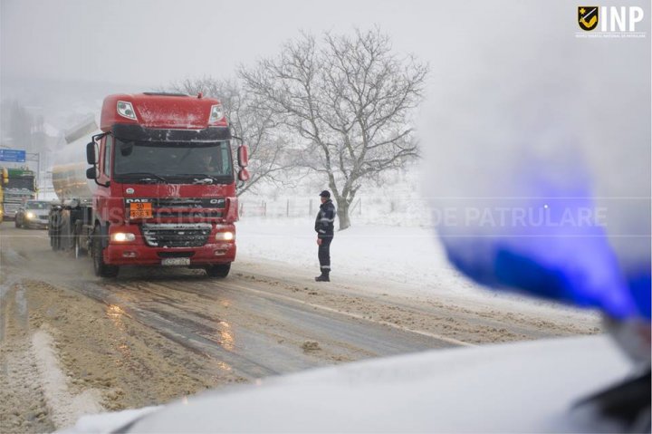 Se circulă fără dificultăţi pe toate drumurile naţionale. 150 de localităţi rămân în continuare fără curent