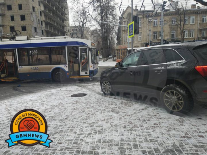 SITUAŢIE CRITICĂ în Capitală. Un centimetru de zăpadă a provocat 45 de accidente de circulaţie (FOTO)