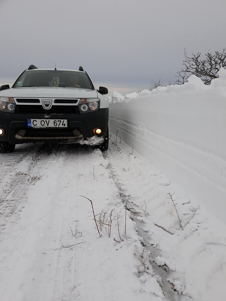 La Cimișlia, STRATUL DE ZĂPADĂ este ÎNALT CÂT O MAȘINĂ (FOTO)