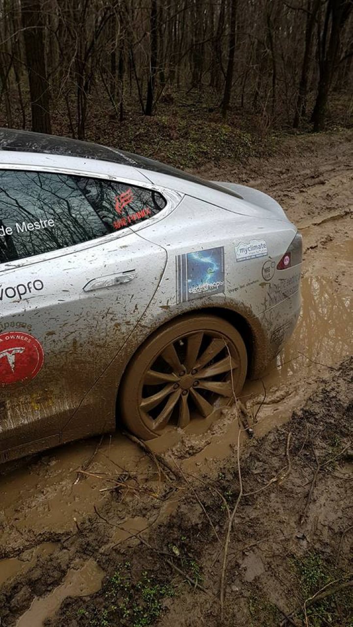 Ghinion pentru un șofer de Tesla model S. A ajuns să facă OFF-ROAD după ce s-a lăsat ghidat de GPS și de doi români