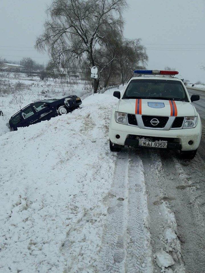 Peste 62 de localităţi din ţară stau în continuare fără lumină. Pe majoritatea drumurilor din ţară se circulă fără dificultate