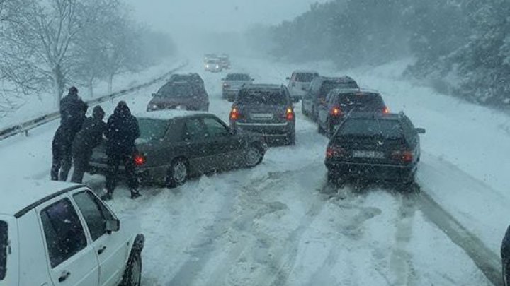 Ninsoarea a mobilizat șoferii. Drumul spre Bender, blocat (FOTO)