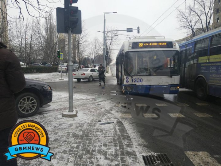 SITUAŢIE CRITICĂ în Capitală. Un centimetru de zăpadă a provocat 45 de accidente de circulaţie (FOTO)