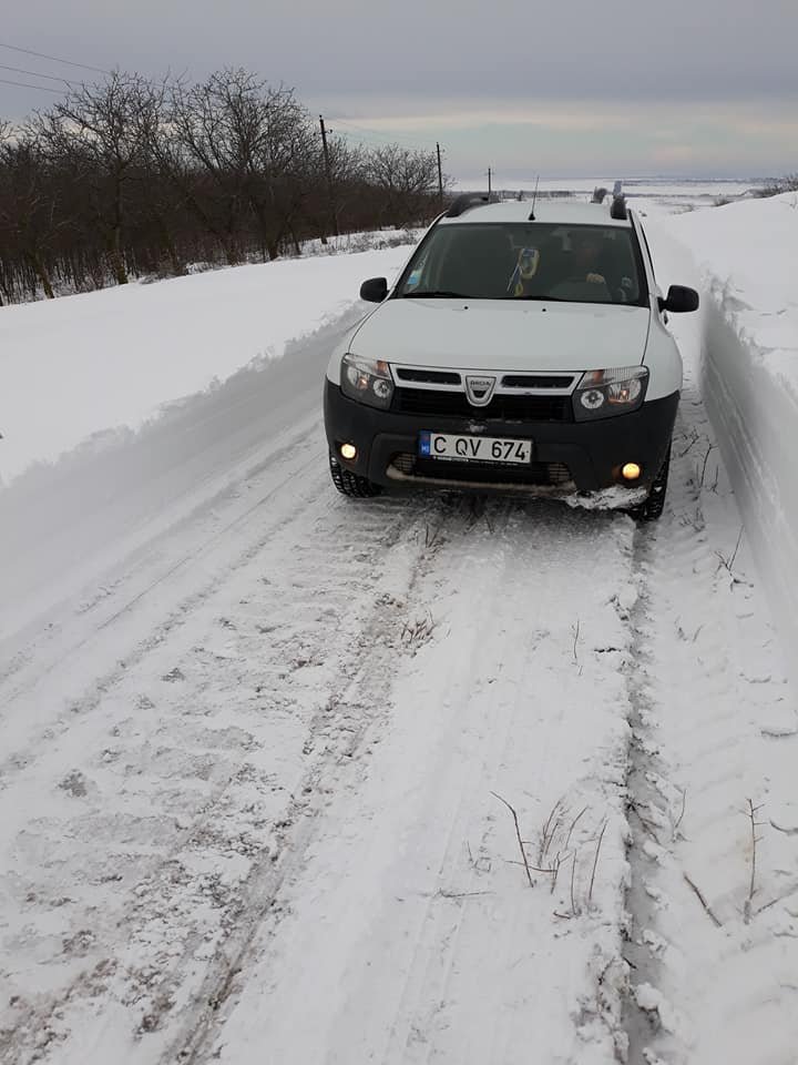 La Cimișlia, STRATUL DE ZĂPADĂ este ÎNALT CÂT O MAȘINĂ (FOTO)