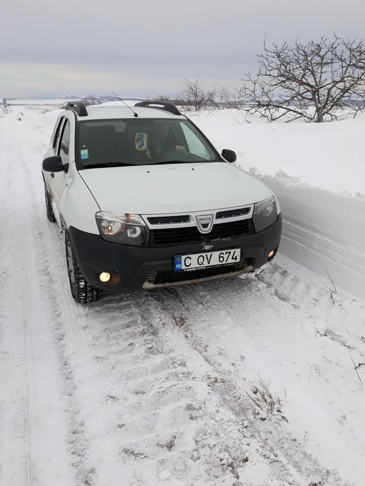 La Cimișlia, STRATUL DE ZĂPADĂ este ÎNALT CÂT O MAȘINĂ (FOTO)