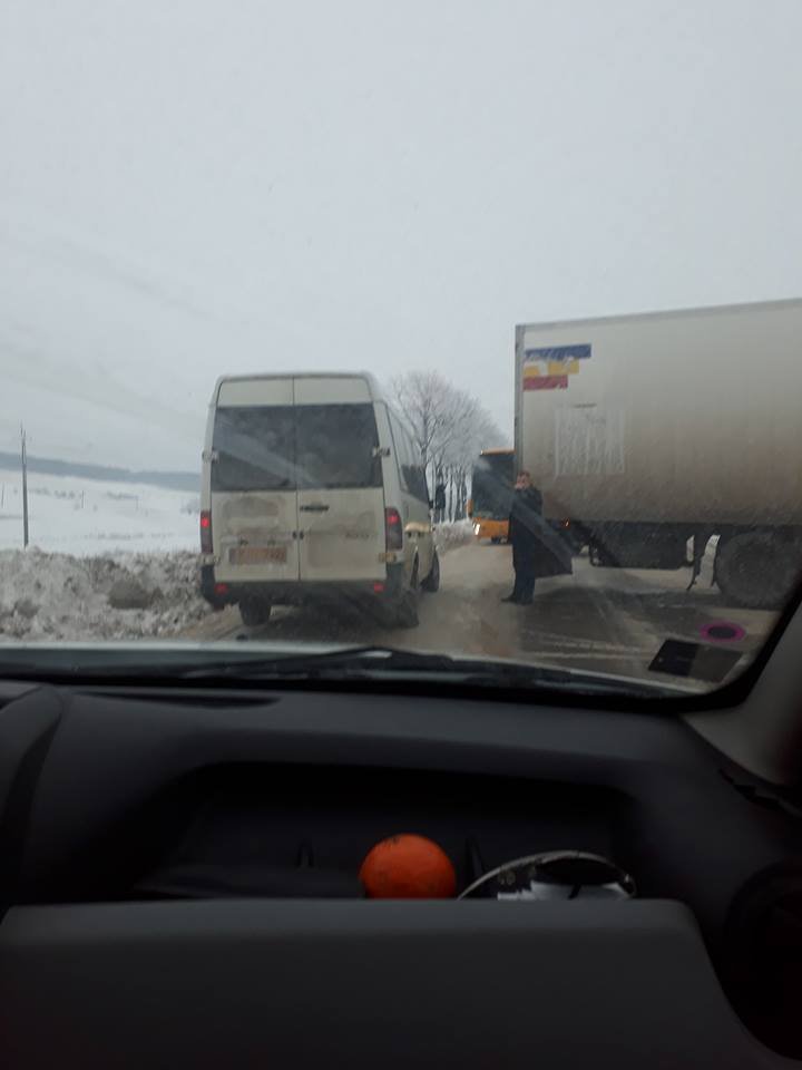 Incident pe șoseaua Sângerei - Bălți. Un Tir a derapat de pe stradă și a blocat timp de câteva minute traficul rutier (VIDEO)