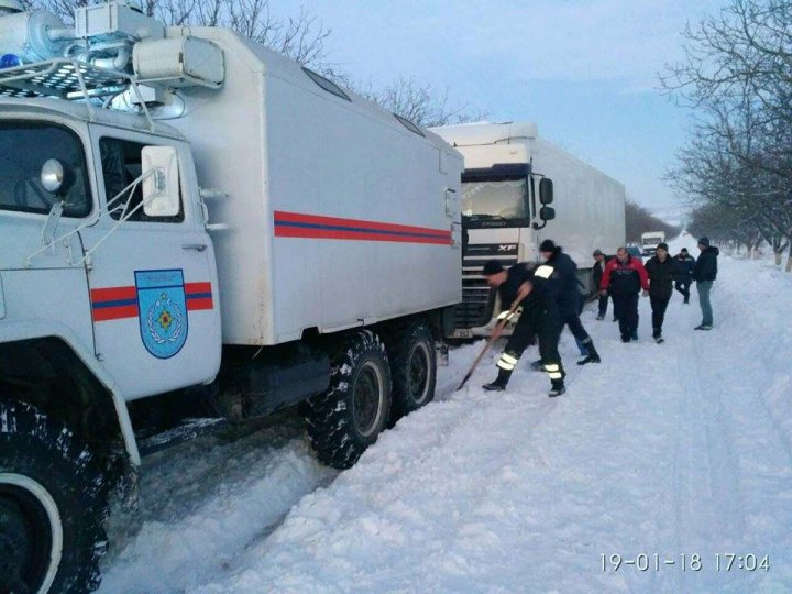 Peste 62 de localităţi din ţară stau în continuare fără lumină. Pe majoritatea drumurilor din ţară se circulă fără dificultate