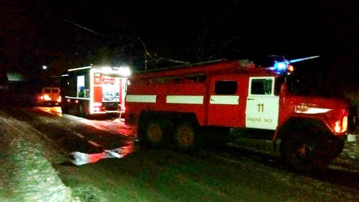 Doi soţi din Anenii Noi au ajuns la spital cu arsuri după ce casa lor a luat foc (FOTO)