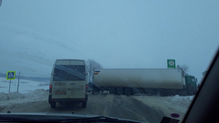 Incident pe șoseaua Sângerei - Bălți. Un Tir a derapat de pe stradă și a blocat timp de câteva minute traficul rutier (VIDEO)