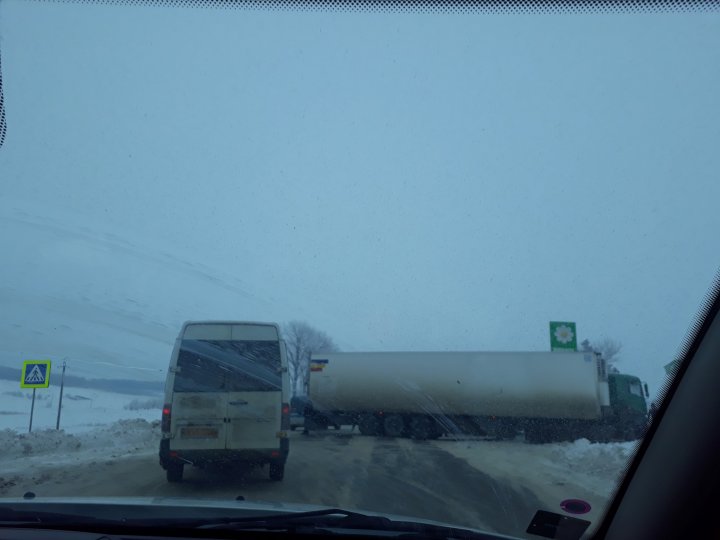 Incident pe șoseaua Sângerei - Bălți. Un Tir a derapat de pe stradă și a blocat timp de câteva minute traficul rutier (VIDEO)