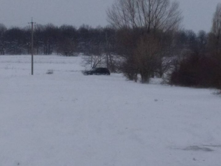 O maşină care se îndrepta spre o femeie însărcinată din Şoldăneşti, blocată din cauza stratului gros de zăpadă (FOTO)