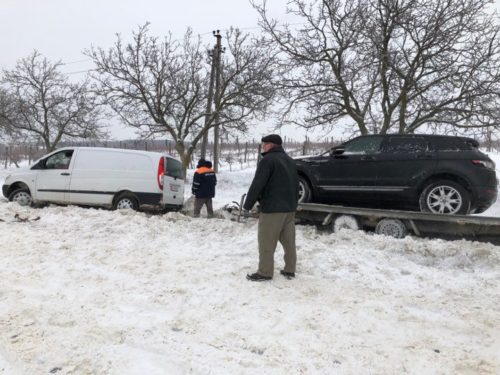 Un Mercedes care aducea o mașină din Germania în această dimineață, RĂSTURNAT la Nisporeni (FOTO)