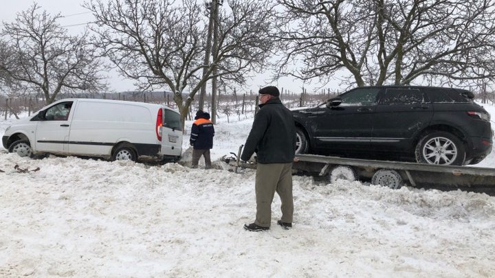 Un Mercedes care aducea o mașină din Germania în această dimineață, RĂSTURNAT la Nisporeni (FOTO)