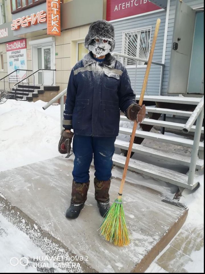 Imaginea care a făcut înconjorul lumii. Cum arată viaţa de măturător în Siberia la -37 de grade Celsius 