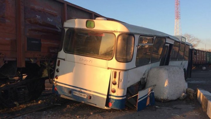 Şase persoane au fost rănite, după ce autobuzul în care se aflau a fost lovit de un tren (FOTO)