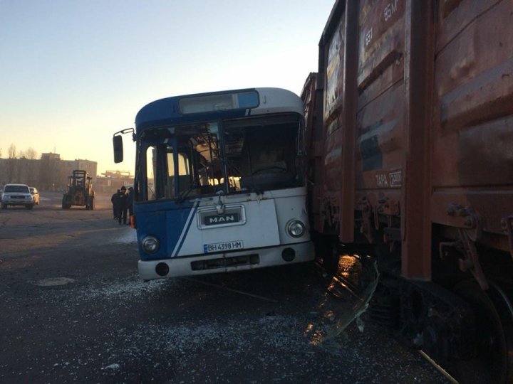 Şase persoane au fost rănite, după ce autobuzul în care se aflau a fost lovit de un tren (FOTO)