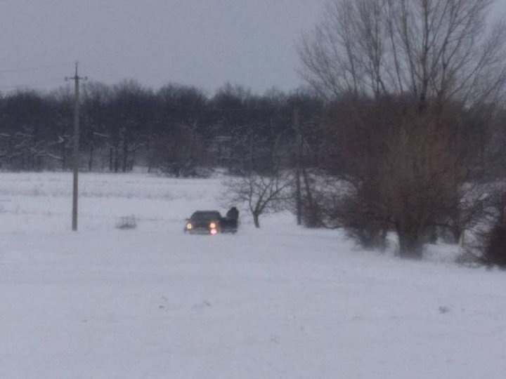 O maşină care se îndrepta spre o femeie însărcinată din Şoldăneşti, blocată din cauza stratului gros de zăpadă (FOTO)