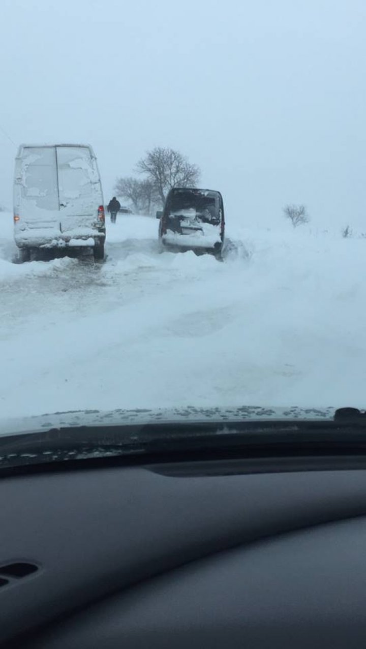 Se circulă fără dificultăţi pe toate drumurile naţionale. 150 de localităţi rămân în continuare fără curent