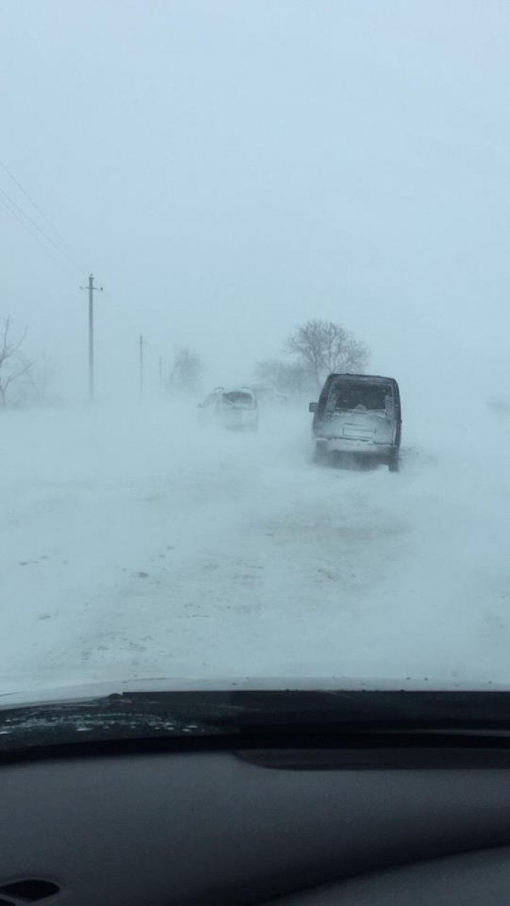 IMAGINI DRAMATICE la Criuleni. Mai multe mașini și persoane, blocate din cauza stratului gros de zăpadă (FOTO/VIDEO)