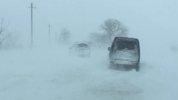 IMAGINI DRAMATICE la Criuleni. Mai multe mașini și persoane, blocate din cauza stratului gros de zăpadă (FOTO/VIDEO)