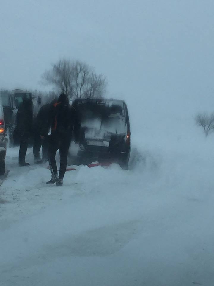 IMAGINI DRAMATICE la Criuleni. Mai multe mașini și persoane, blocate din cauza stratului gros de zăpadă (FOTO/VIDEO)