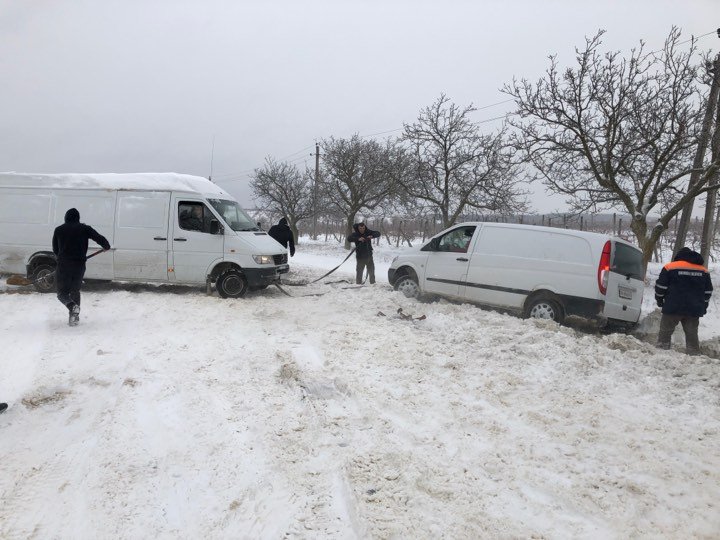 Un Mercedes care aducea o mașină din Germania în această dimineață, RĂSTURNAT la Nisporeni (FOTO)