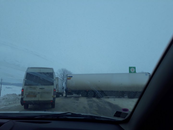 Incident pe șoseaua Sângerei - Bălți. Un Tir a derapat de pe stradă și a blocat timp de câteva minute traficul rutier (VIDEO)