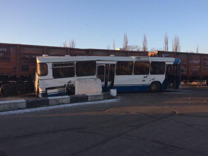 Şase persoane au fost rănite, după ce autobuzul în care se aflau a fost lovit de un tren (FOTO)