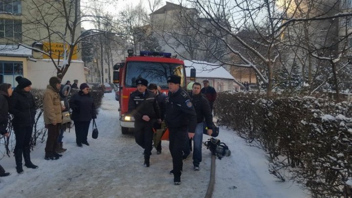 Incendiu  puternic în România. Cinci persoane au fost intoxicate cu fum, iar peste 30 de oameni, printre care şi patru copii, au fost evacuaţi