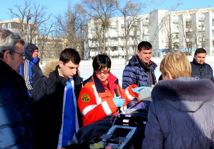 Intervenţie SMURD la Chişinău. Un bărbat, transportat de urgenţă la Bucureşti 