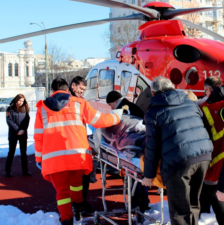 Intervenţie SMURD la Chişinău. Un bărbat, transportat de urgenţă la Bucureşti 