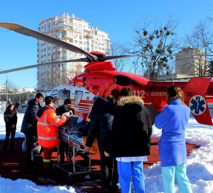 Intervenţie SMURD la Chişinău. Un bărbat, transportat de urgenţă la Bucureşti 