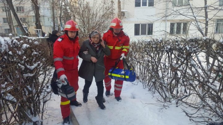 Incendiu  puternic în România. Cinci persoane au fost intoxicate cu fum, iar peste 30 de oameni, printre care şi patru copii, au fost evacuaţi