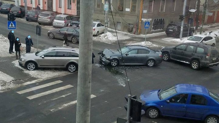 Accident violent în Capitală. O maşină, făcută ZOB (FOTO)