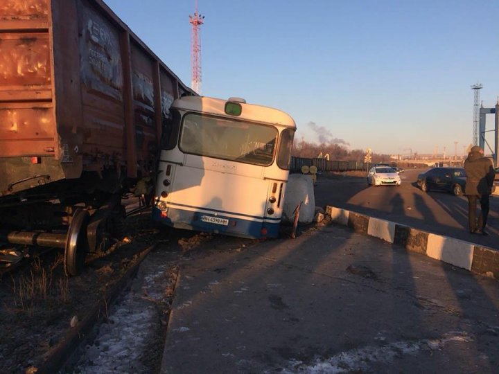 Şase persoane au fost rănite, după ce autobuzul în care se aflau a fost lovit de un tren (FOTO)